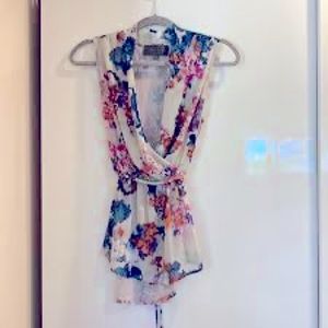 Feature on TV show Misstresses floral vneck blouse Sunday in Brooklyn surplice S